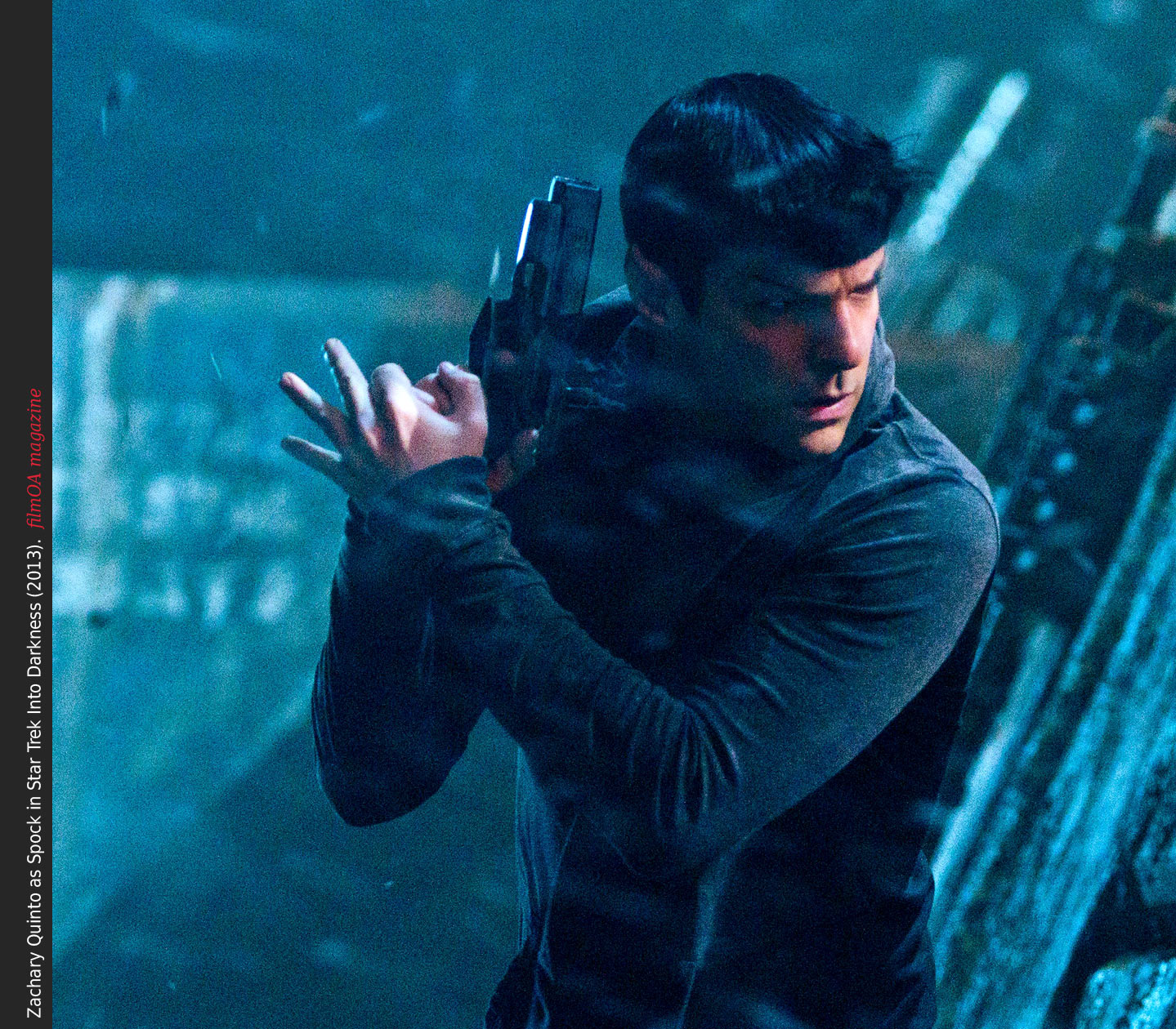 Zachary Quinto gun Spock Star Trek Into Darkness