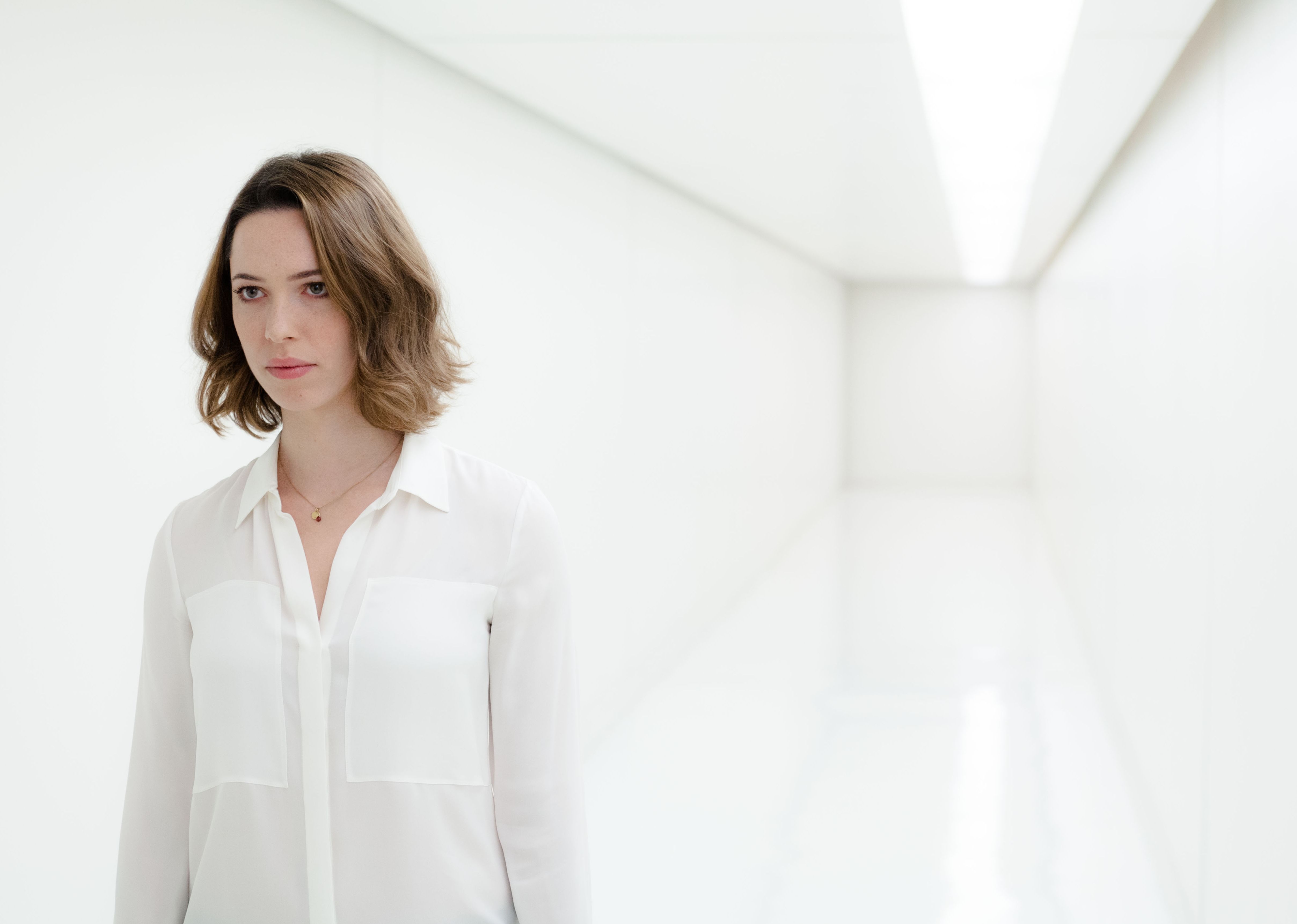 Rebecca Hall in white, Transcendence