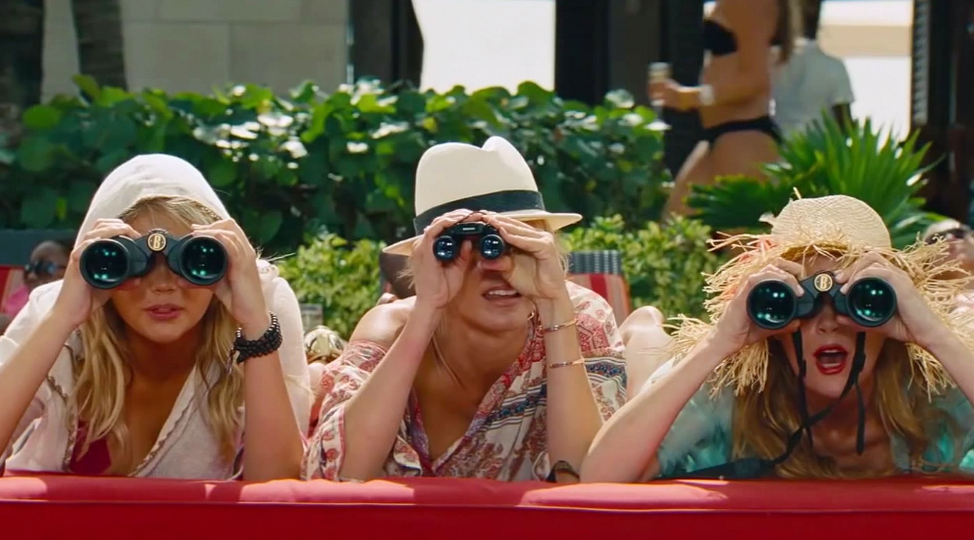 Kate Upton, Cameron Diaz &amp; Leslie Mann spying