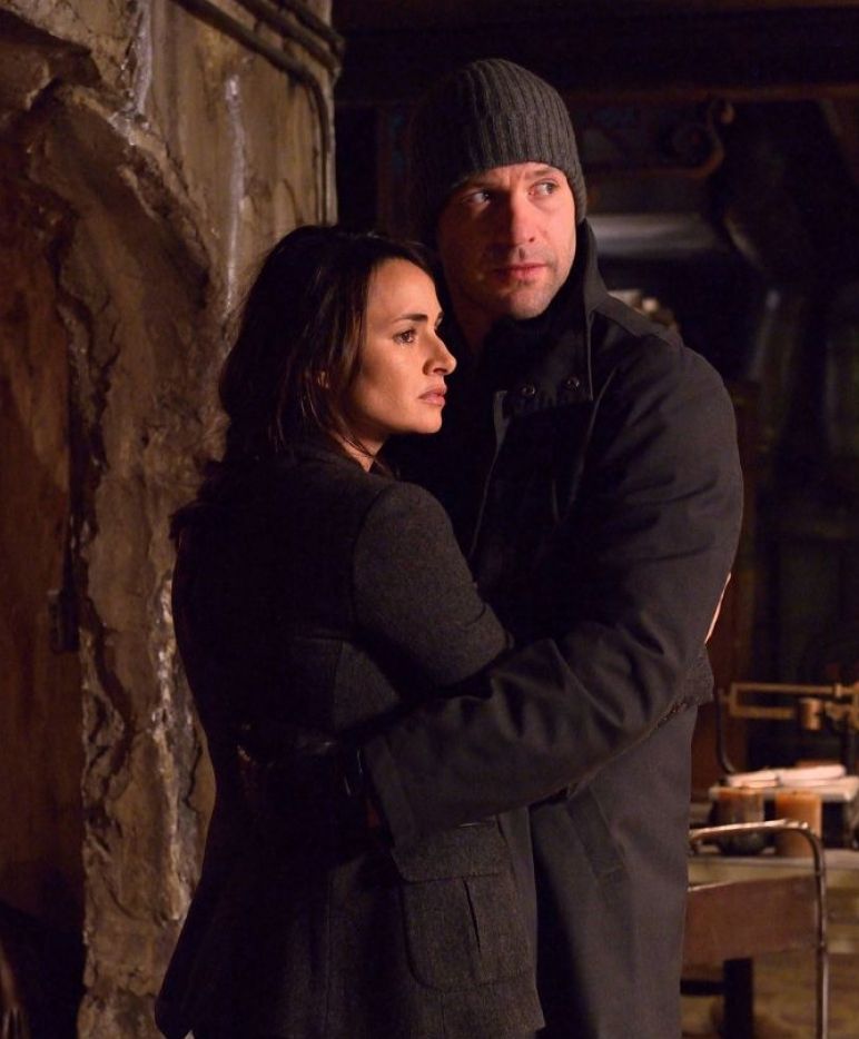 Mía Maestro and Corey Stoll in The Strain episode Occultati