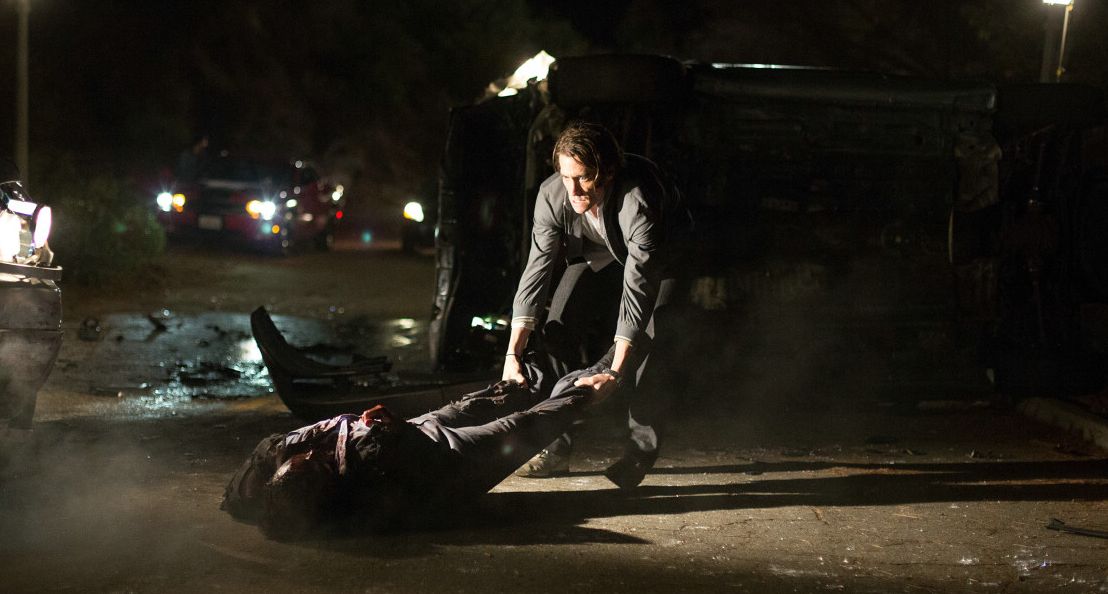 Jake Gyllenhaal as nightcrawler Lou Bloom dragging a body ov