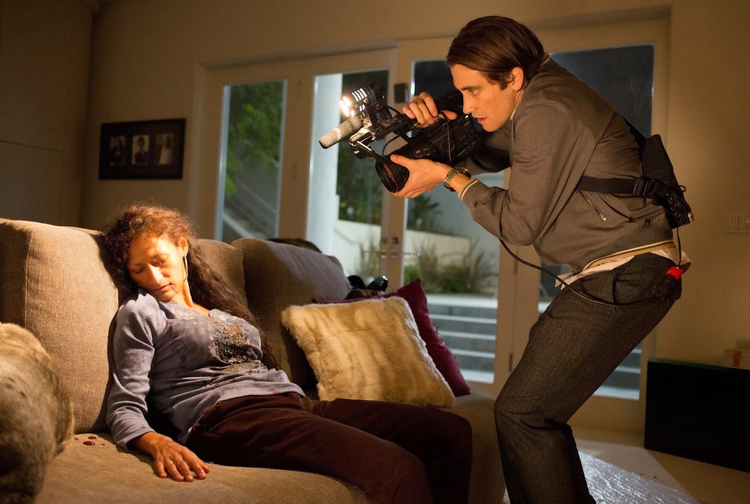 Jake Gyllenhaal films a dead woman on the couch in Nightcraw