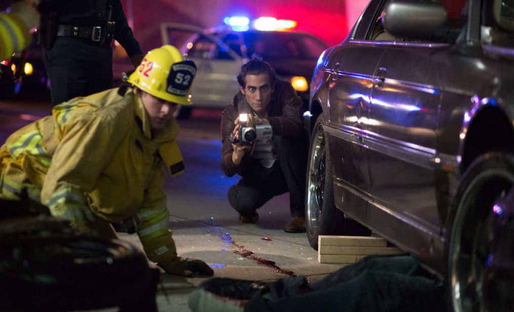 Jake Gyllenhaal as Lou Bloom obsessively recording an accide