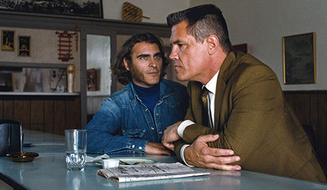 Joaquin Phoenix and Josh Brolin have a drink in Inherent Vic