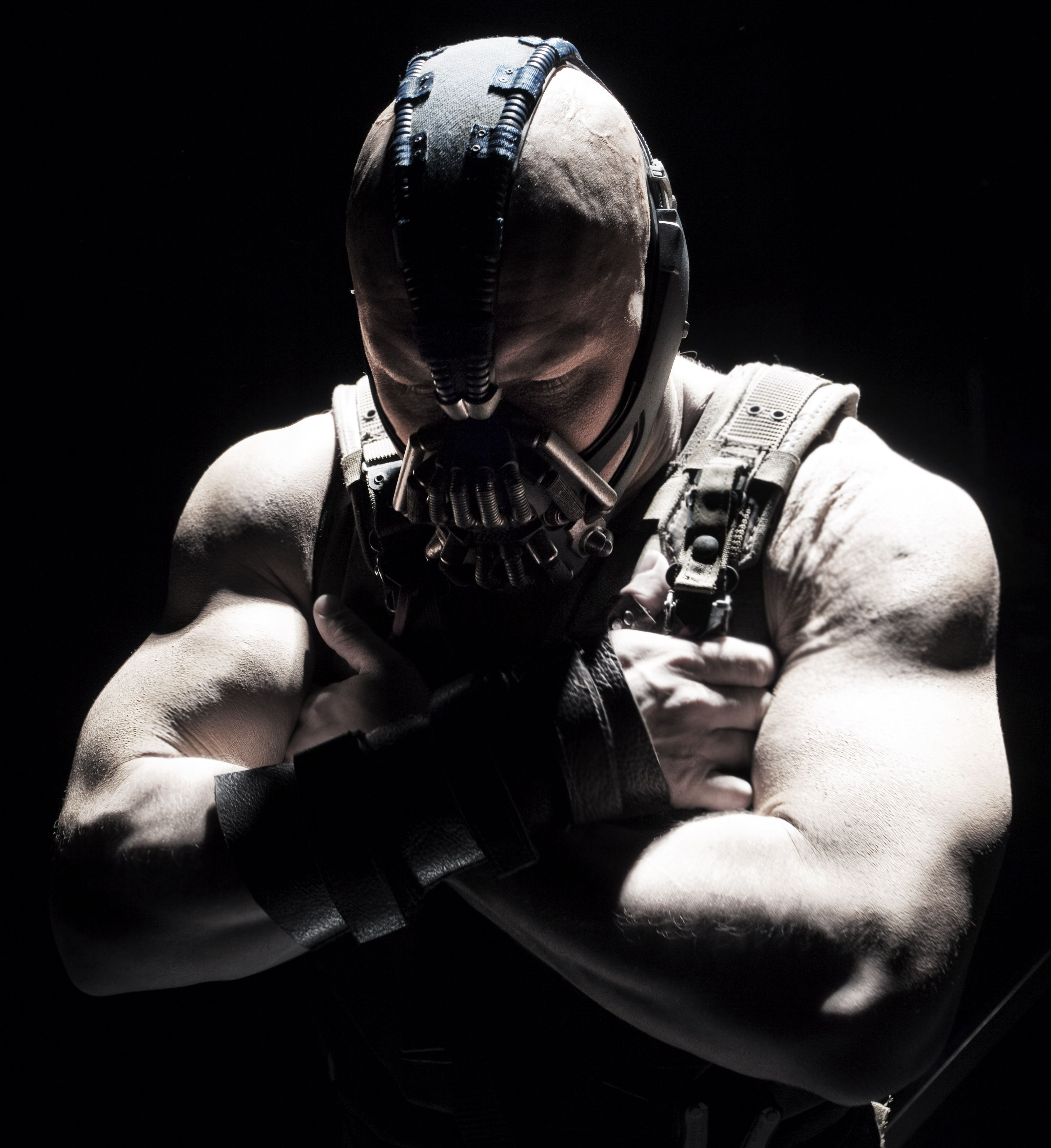 Tom Hardy buffed up as Bane