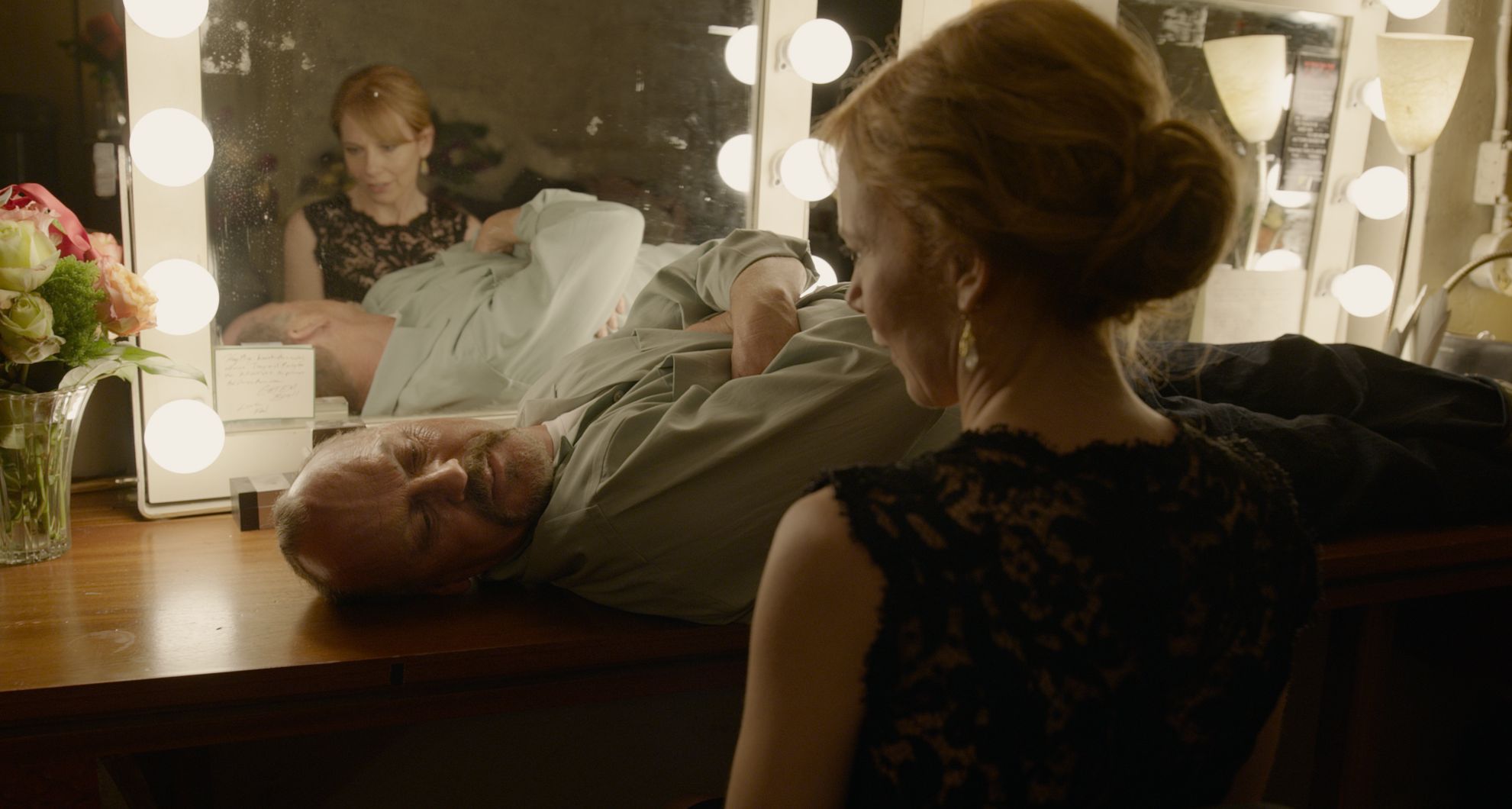 Michael Keaton lays down in front of Amy Ryan - Birdman