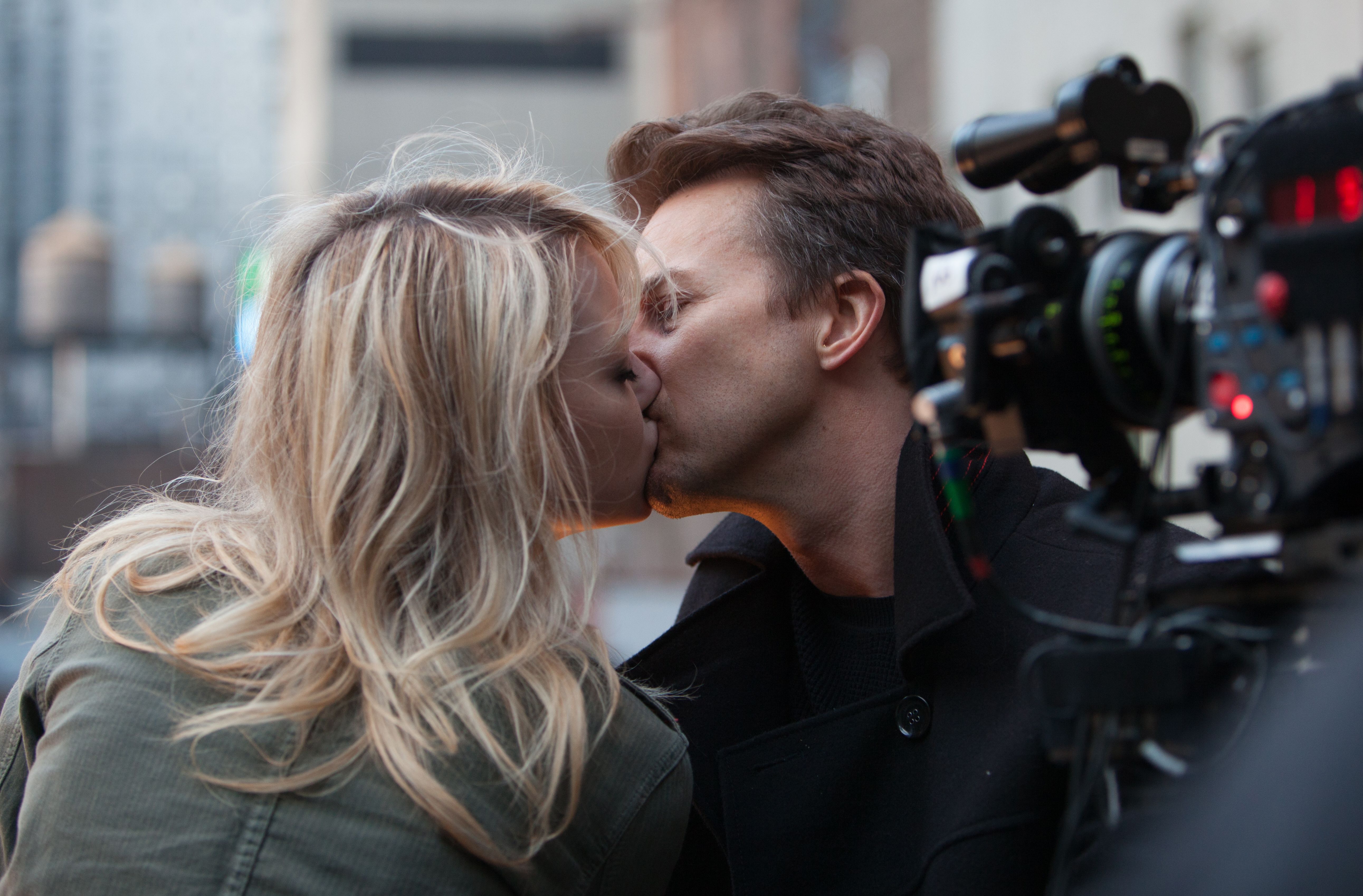 Emma Stone and Edward Norton kiss, behind the scenes of Bird