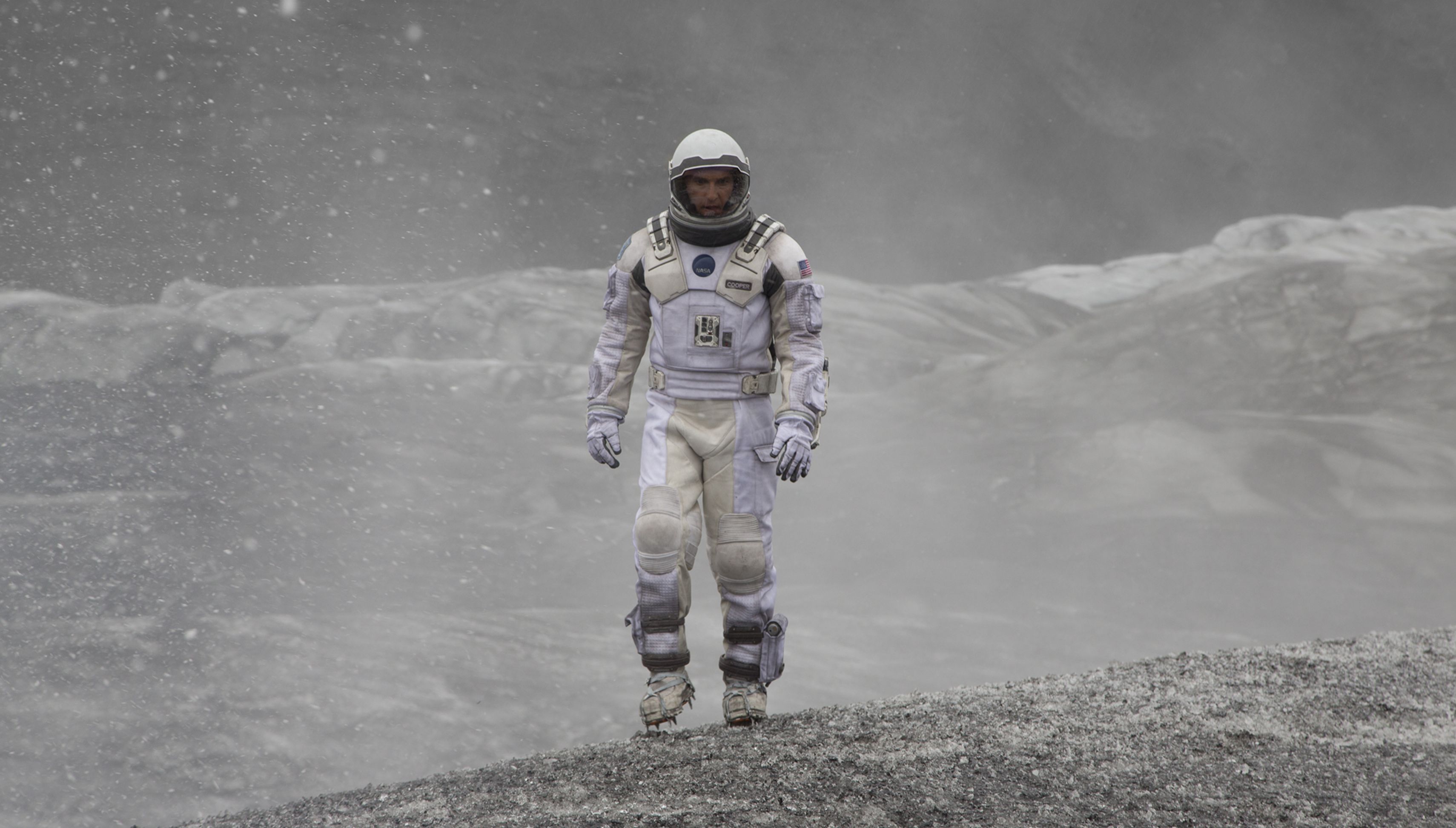 Matthew McConaughey walks around on another planet - Interst