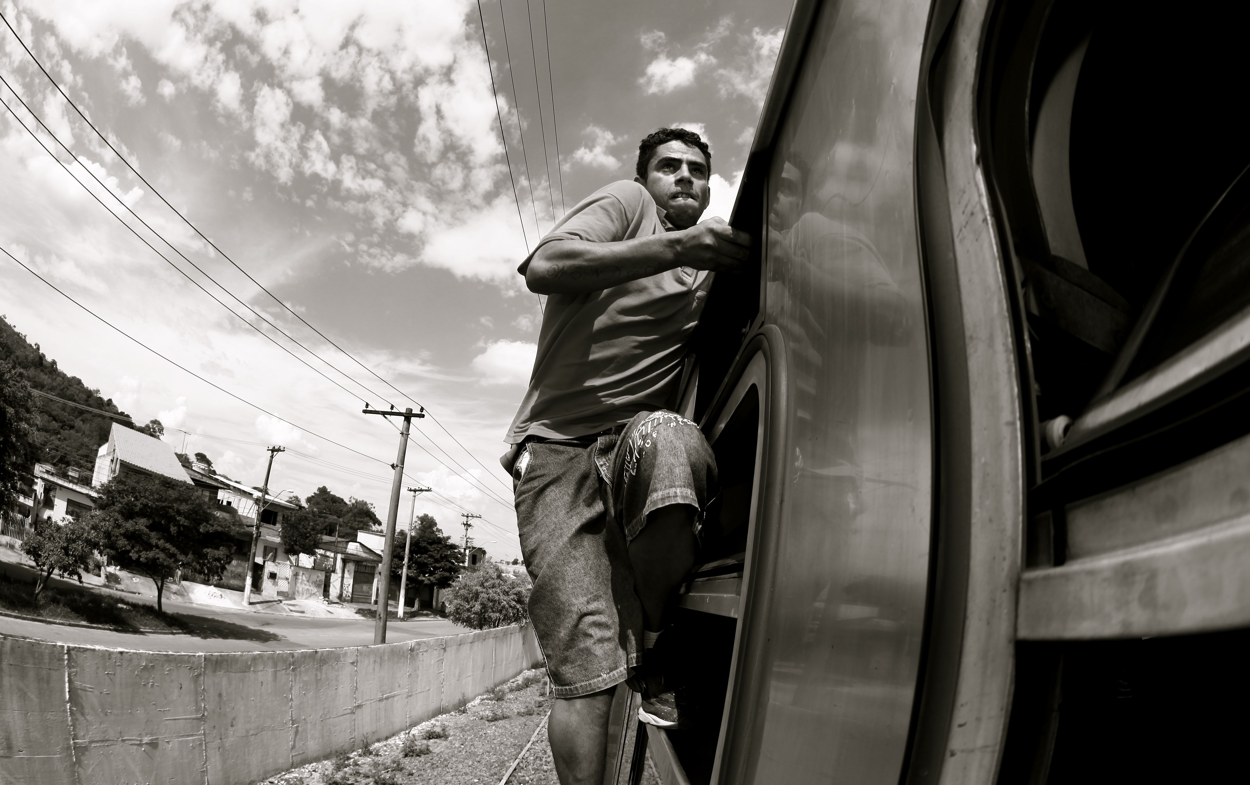 Surfing on train - Pixadores