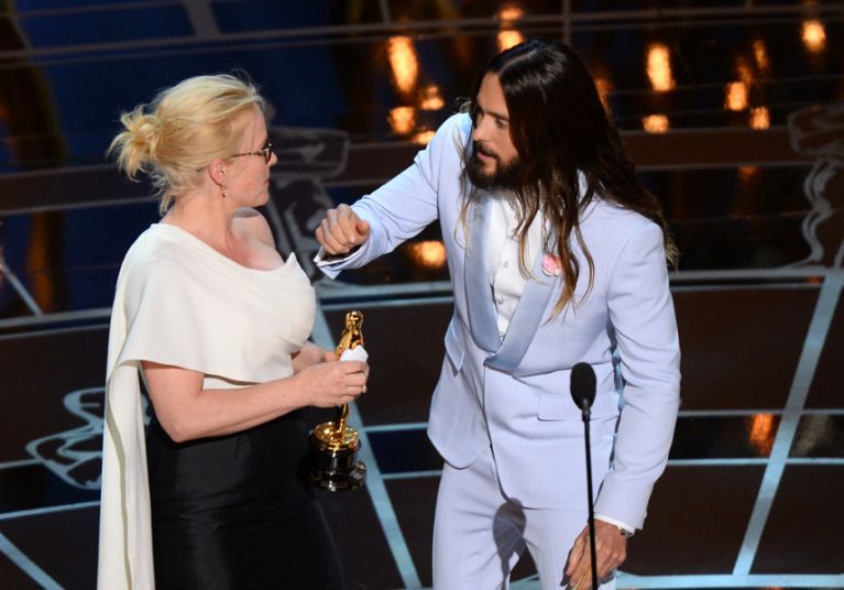 Jared Leto Presents Best Supporting Actress to Patricia Arqu