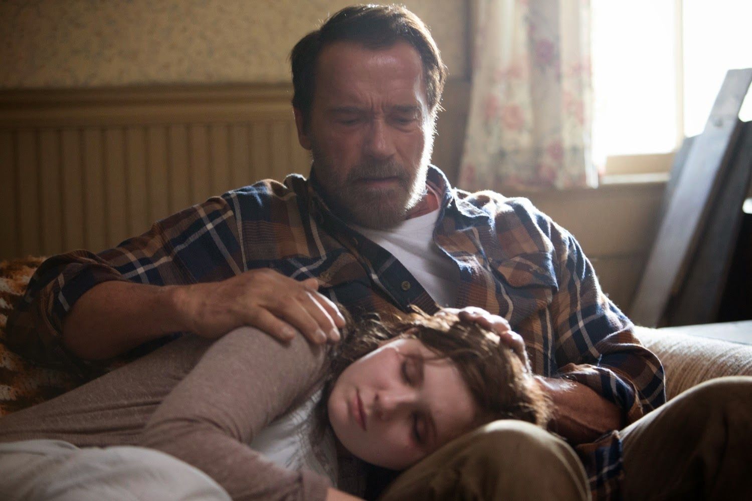 Arnold Schwarzenegger comforts Abigail Breslin in &#039;Maggie&#039;