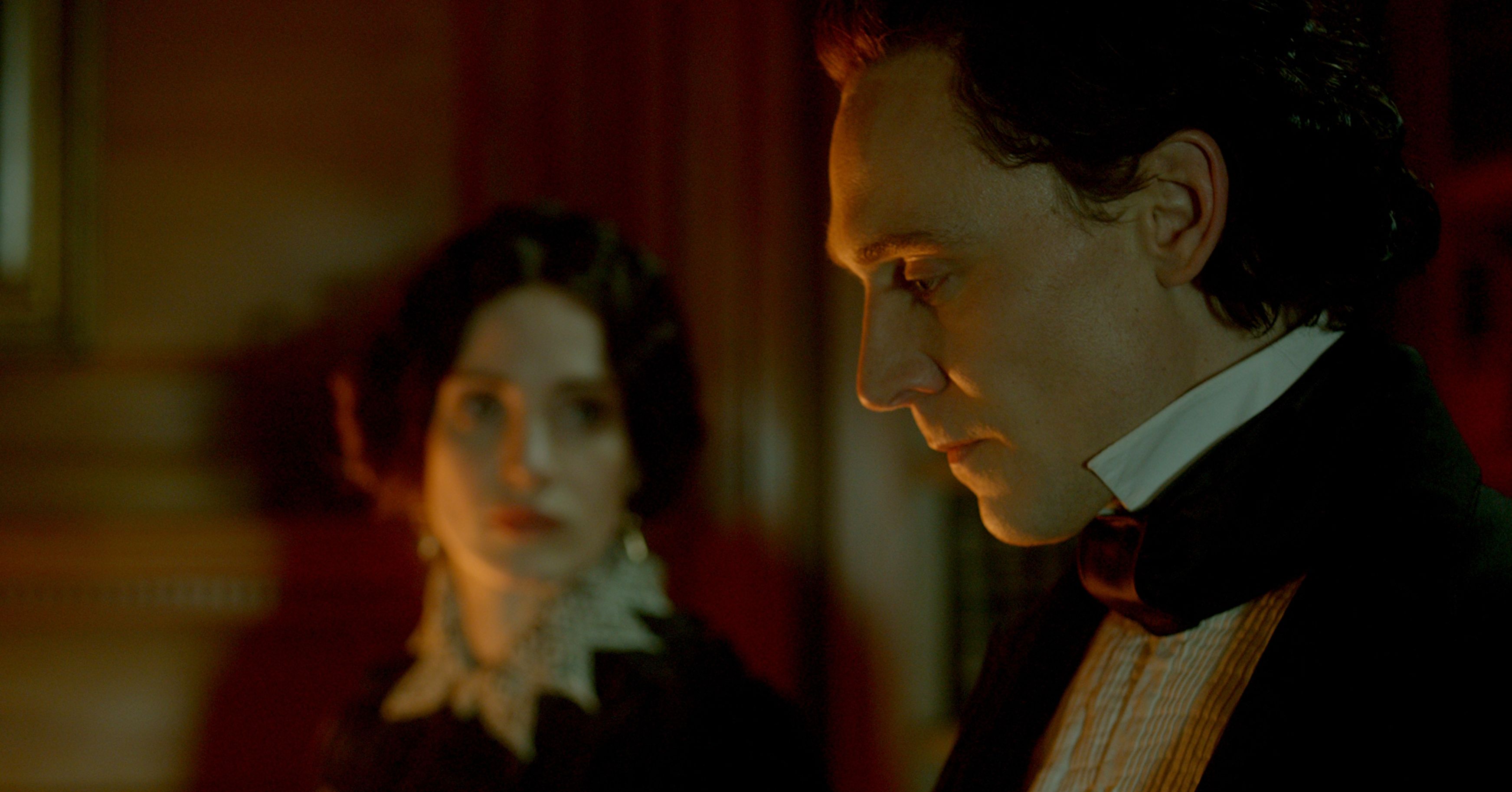 Tom Hiddleston is Sir Thomas Sharpe in Del Toro&#039;s Crimson Pe