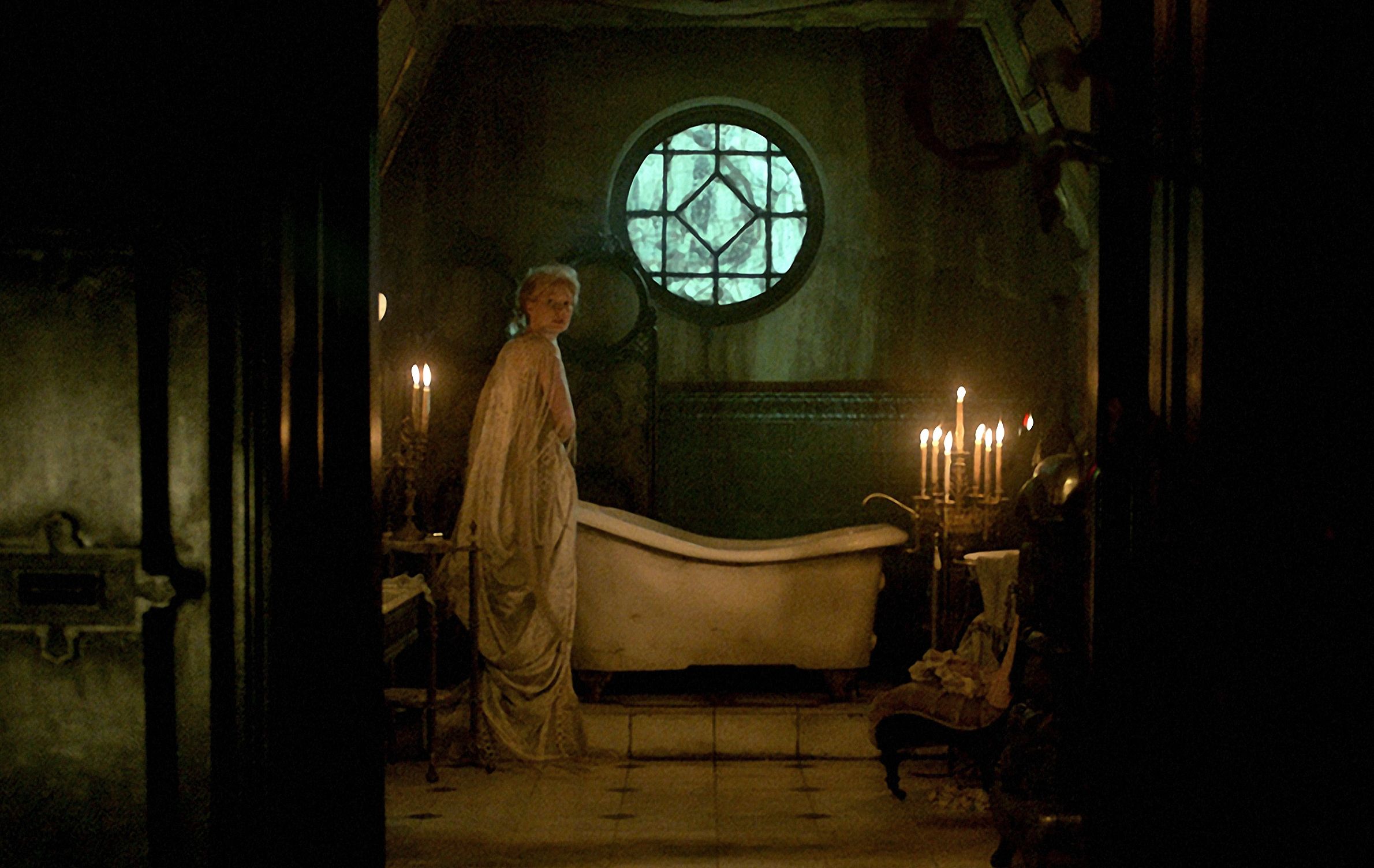 Mia Wasikowska and old bathtub in Crimson Peak