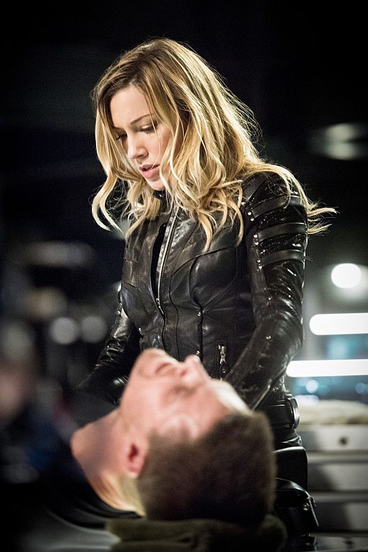 Black Canary helping injured Green Arrow