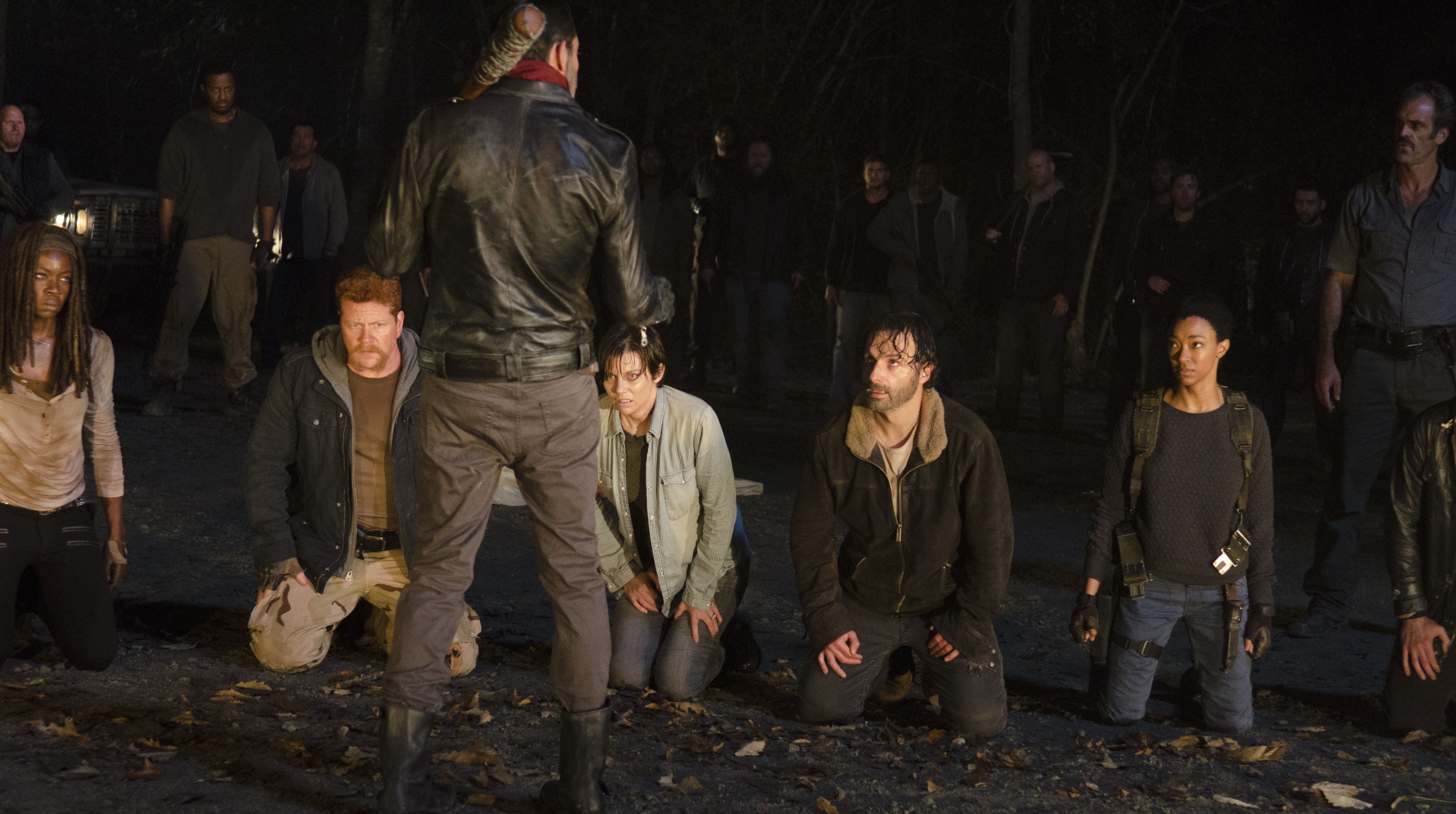 Negan lines up the cast, 6X16