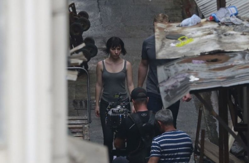 New shot of Scarlett Johansson on the set of 'Ghost in the S