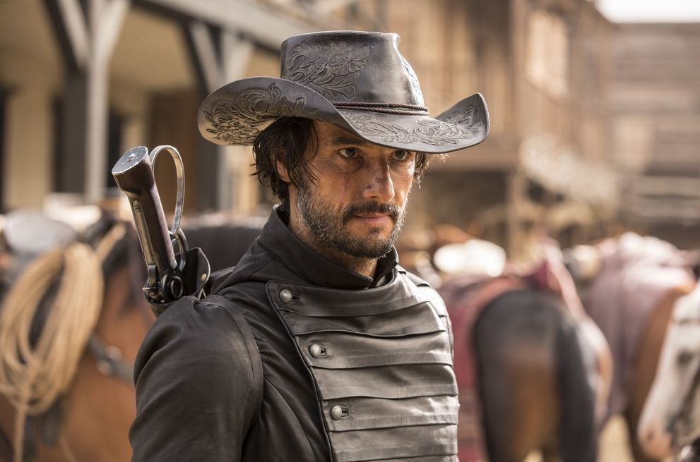 Rodrigo Santoro as Hector Escaton