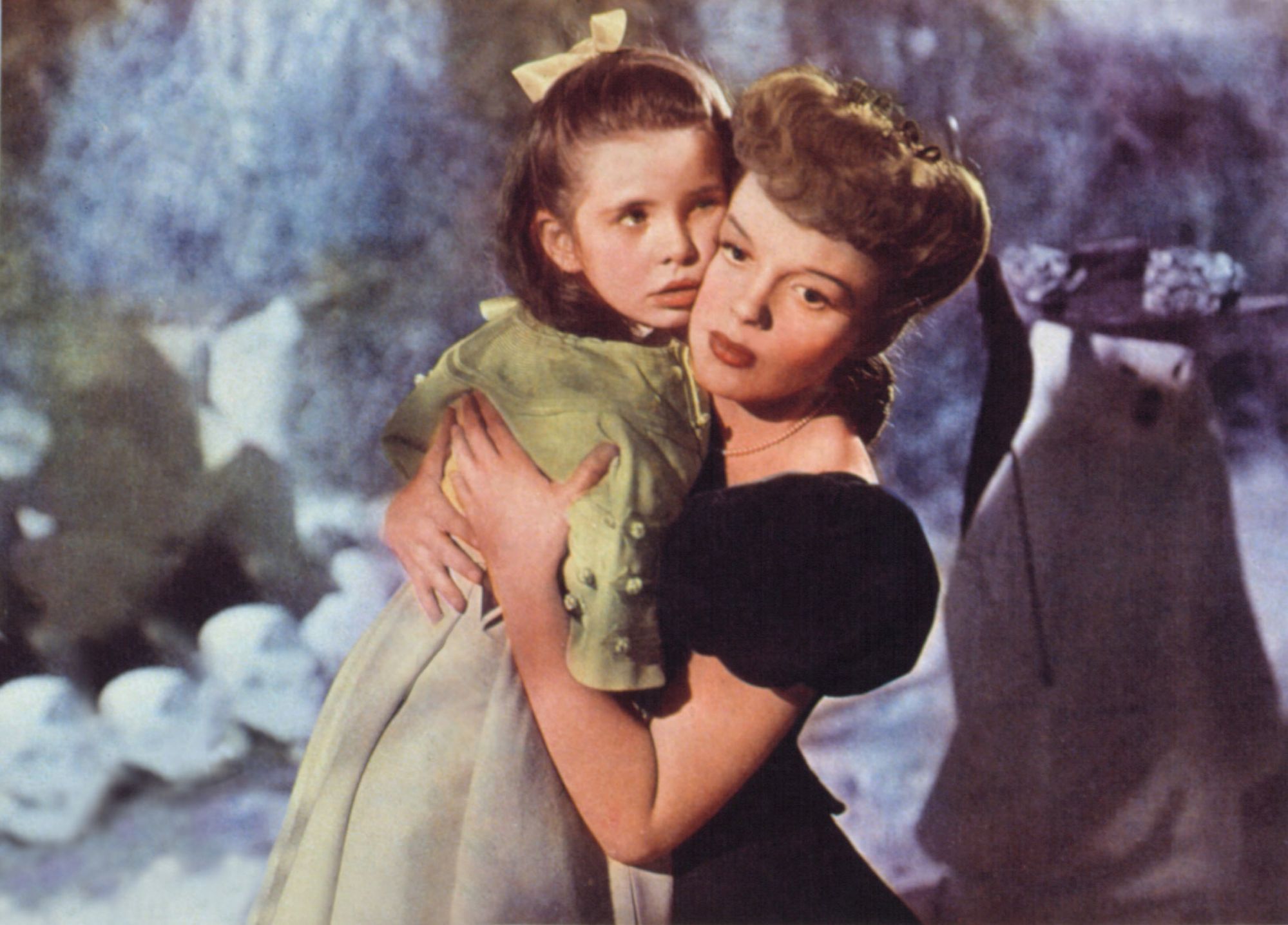 Judy Garland comforts a young Margaret O&#039;Brien