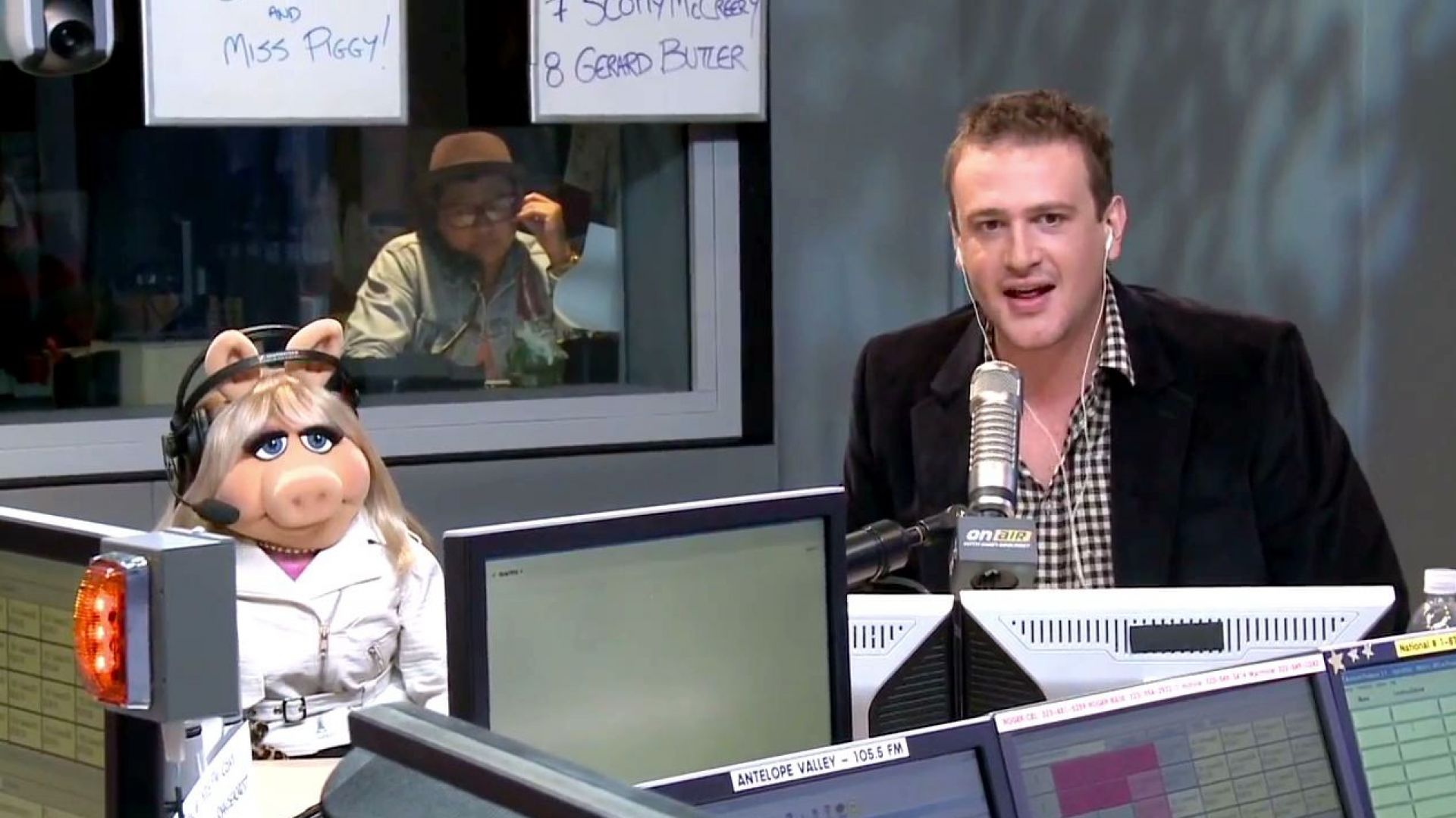 Jason Segel and Miss Piggy want a bazillion Facebook likes