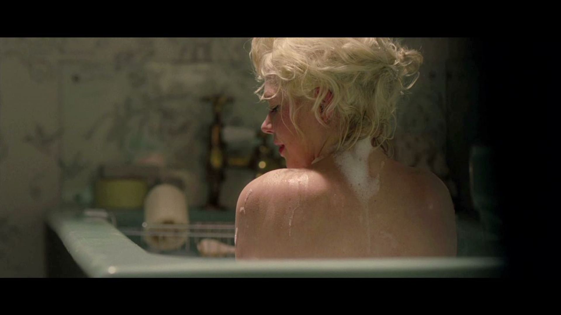 Colin Clark watches Marilyn Monroe in the bathtub in My Week With Marilyn