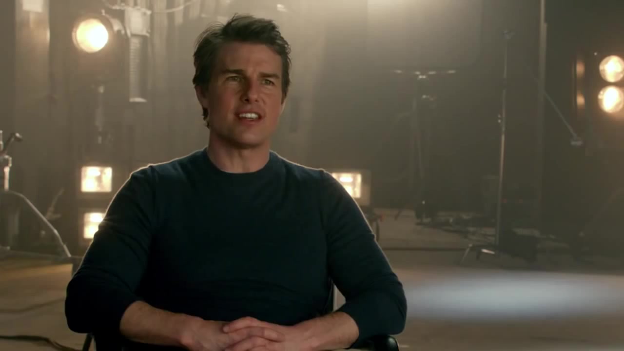 Edge of Tomorrow Featurette: &quot;Tom Cruise Is Bill Cage&quot; 
