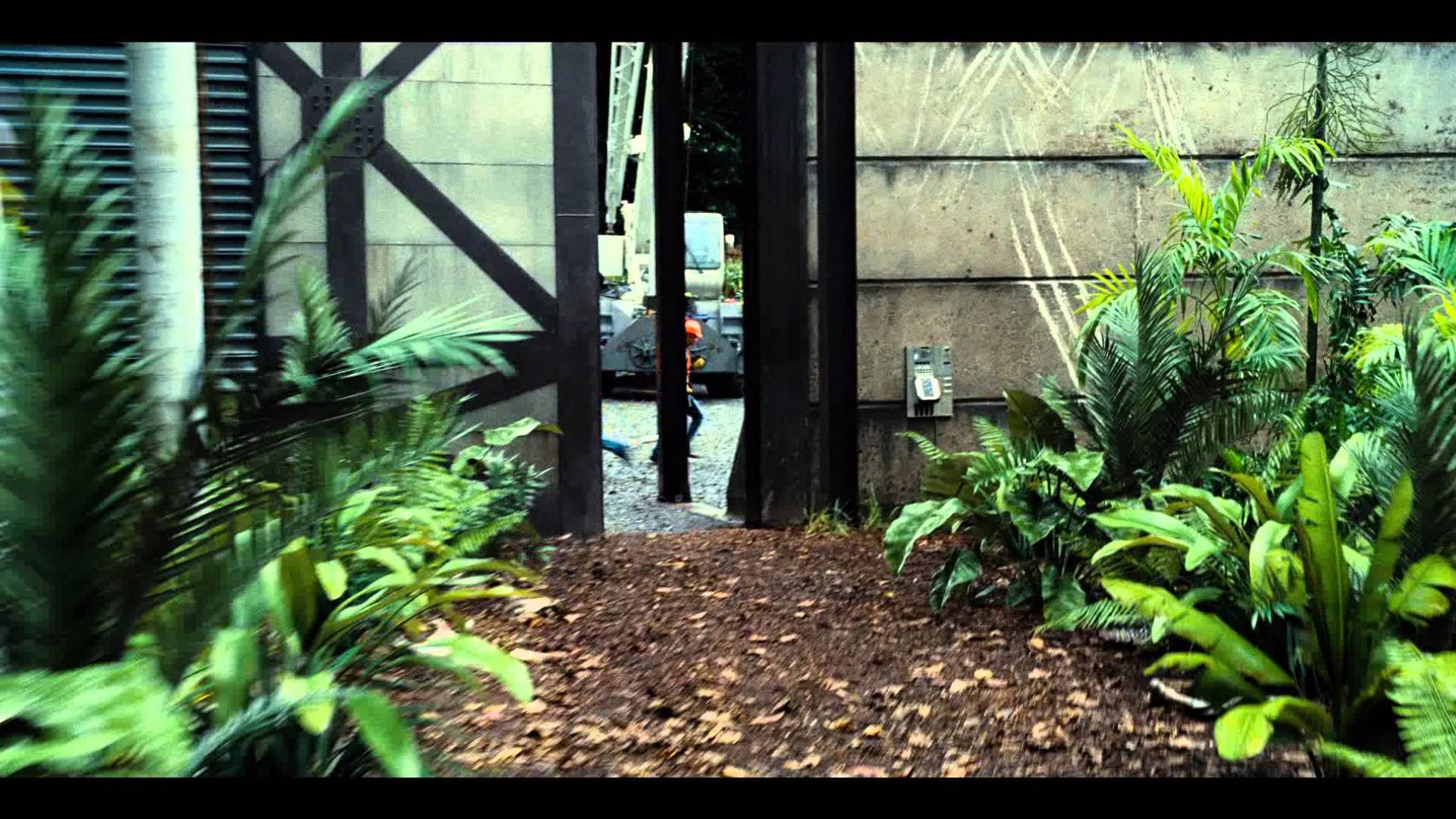 Chris Pratt Is On The Run in New Clip from &#039;Jurassic World&#039;