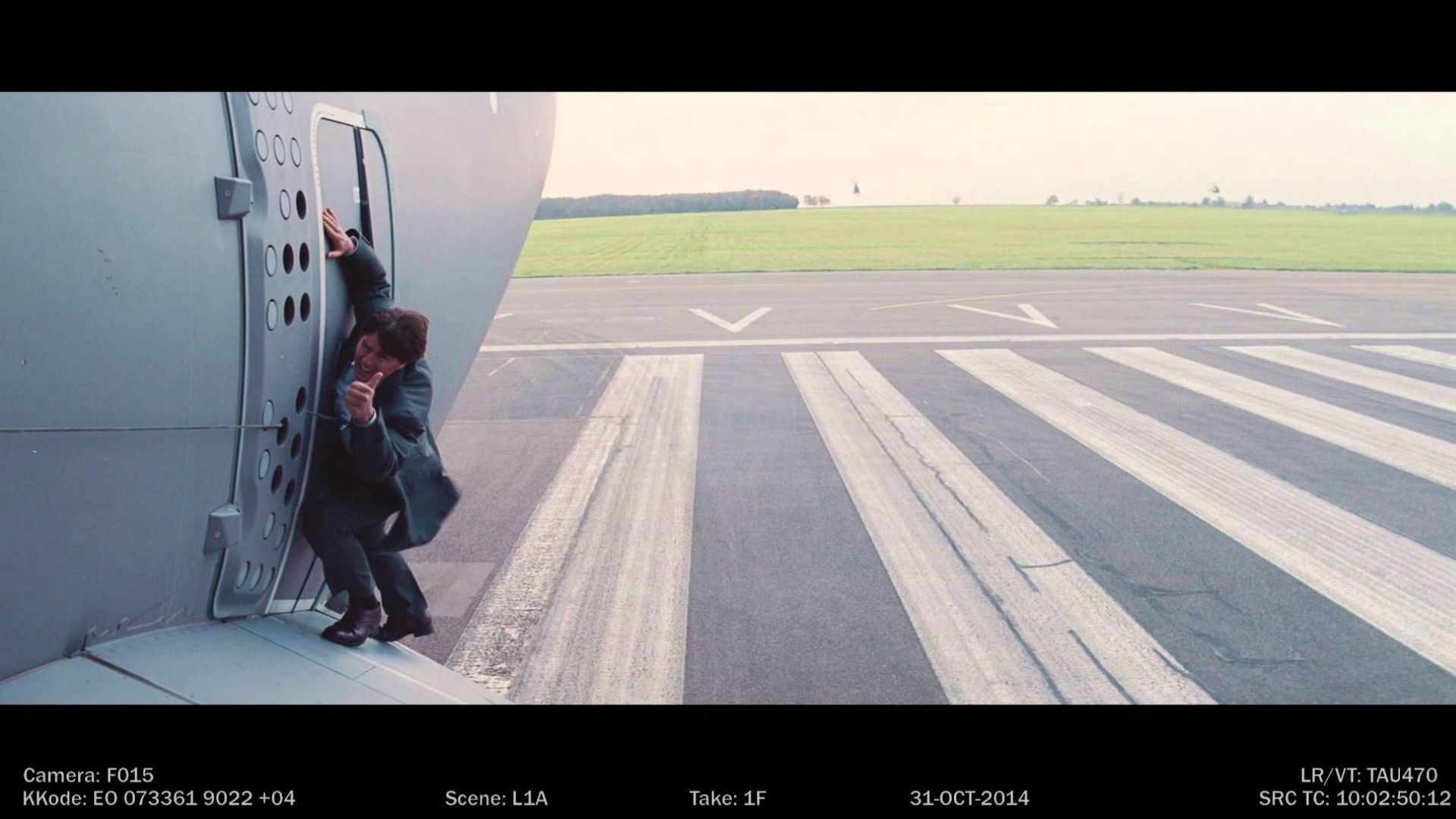 Yes, Tom Cruise hang outside an actual airplane during filmi