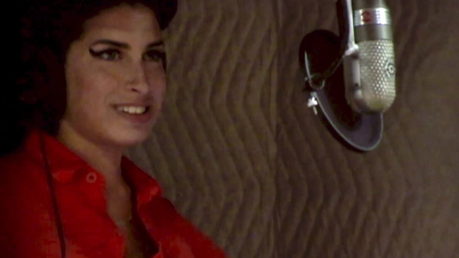 Amy Winehouse sings &#039;Back to Black&#039; during 2006 recording, i